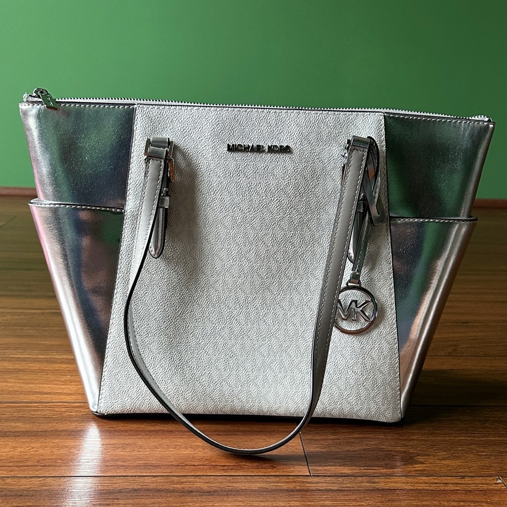 🟢🟢NWOT Michael Kors Jet Set Metallic Silver and Gray Tote🟢🟢